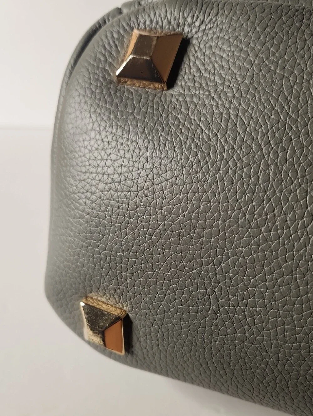 Kelly Wynne stylish grey